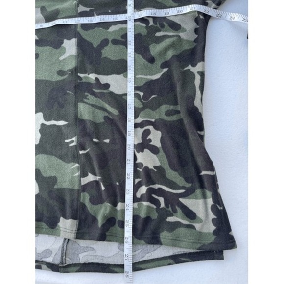 LAmade Camo Print V-Neck Top Casual Everyday Relaxed Fit Green Size M - Picture 4 of 6